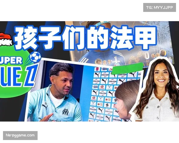 斯特拉斯堡吉祥物不慎摔倒,对方球员友好上前扶起 斯特拉斯堡吉祥物不慎摔倒,对方球员友好上前扶起